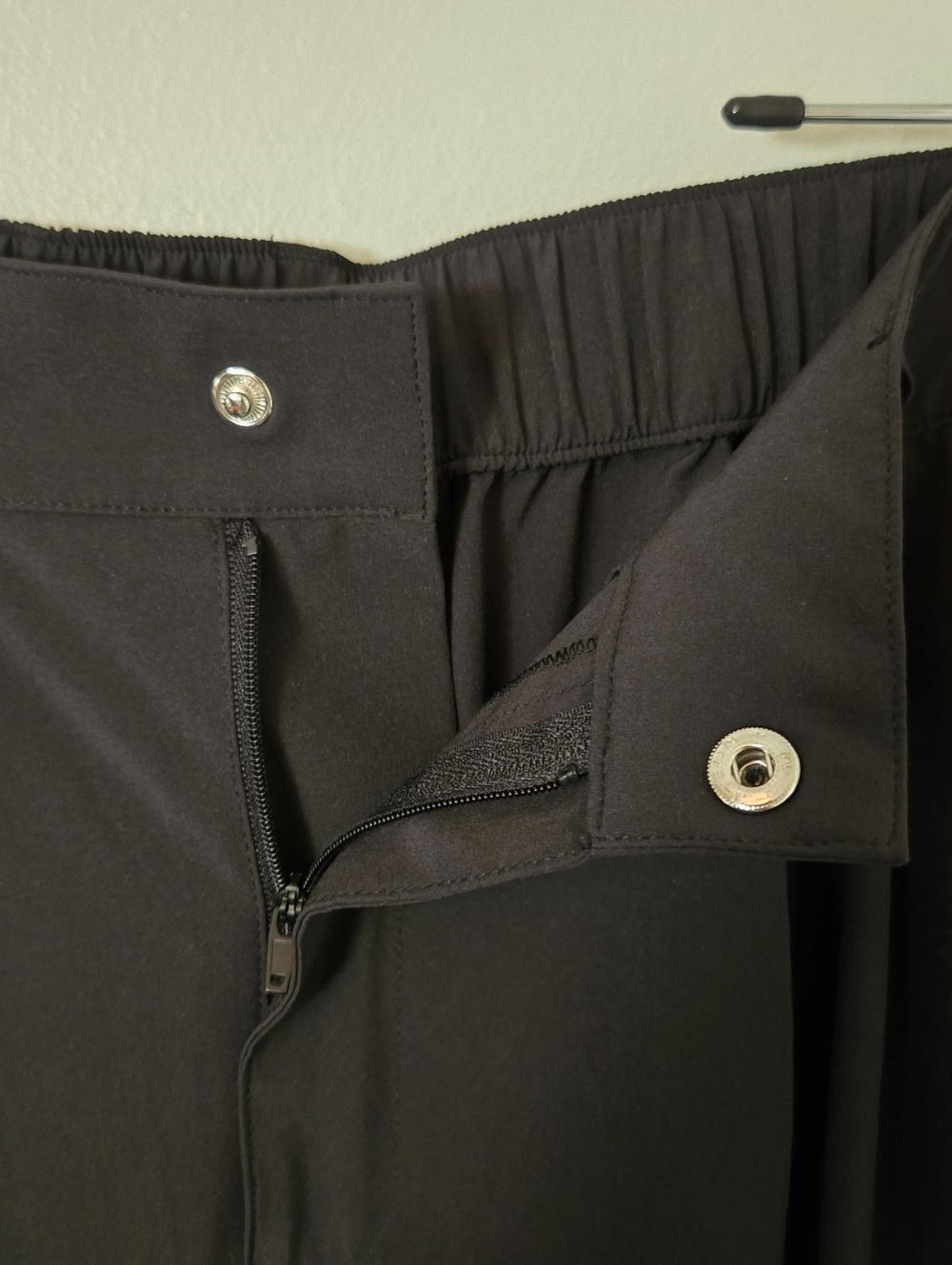 Gap Fit | Black High Rise Runaround Cargo Joggers Size Small Tall - Picture 11 of 13